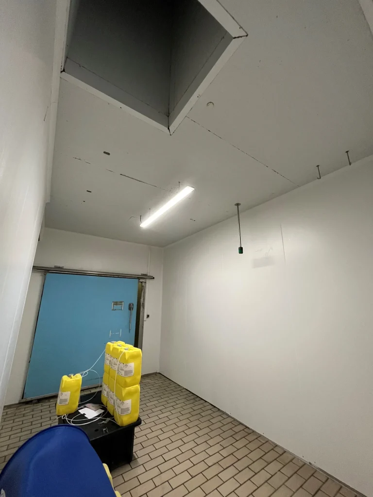 Chantier de rénovation dans une zone de production à atmosphère contrôlée
