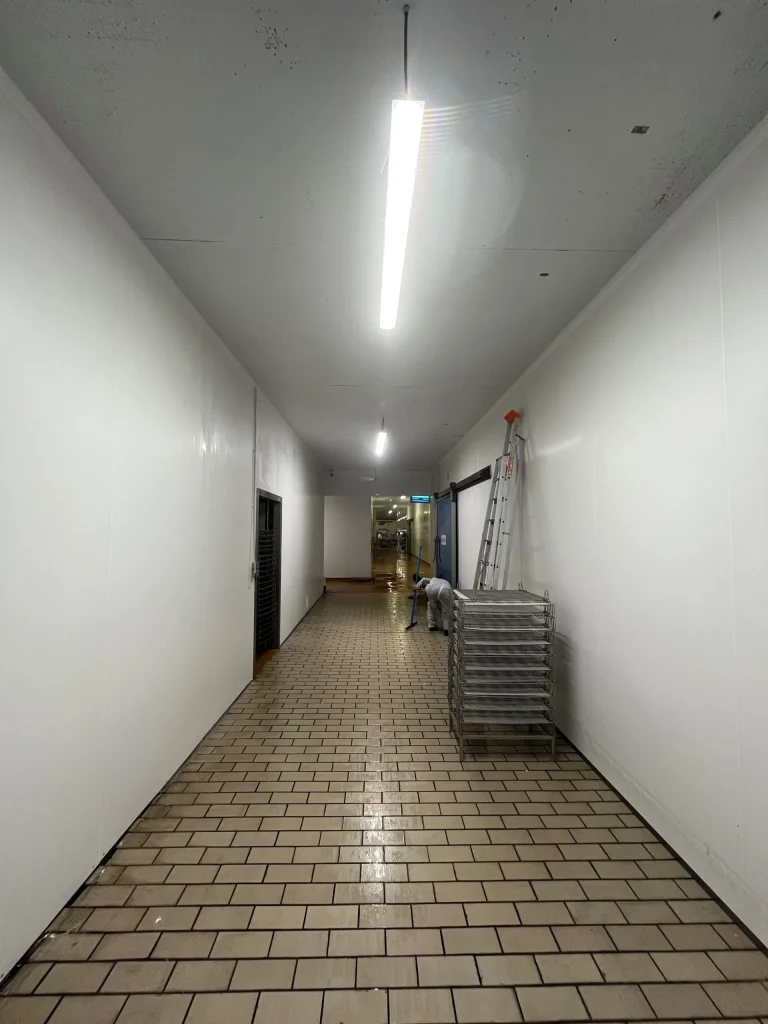 Couloir d'une zone à atmosphère contrôlée en cours de rénovation