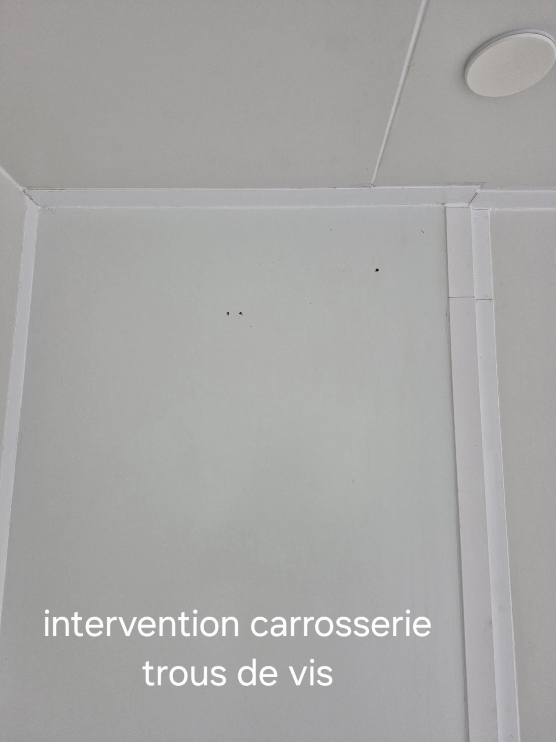 Deux trous de vis sur un panneau sandwich blanc de salle à atmosphère contrôlée, avant réparation