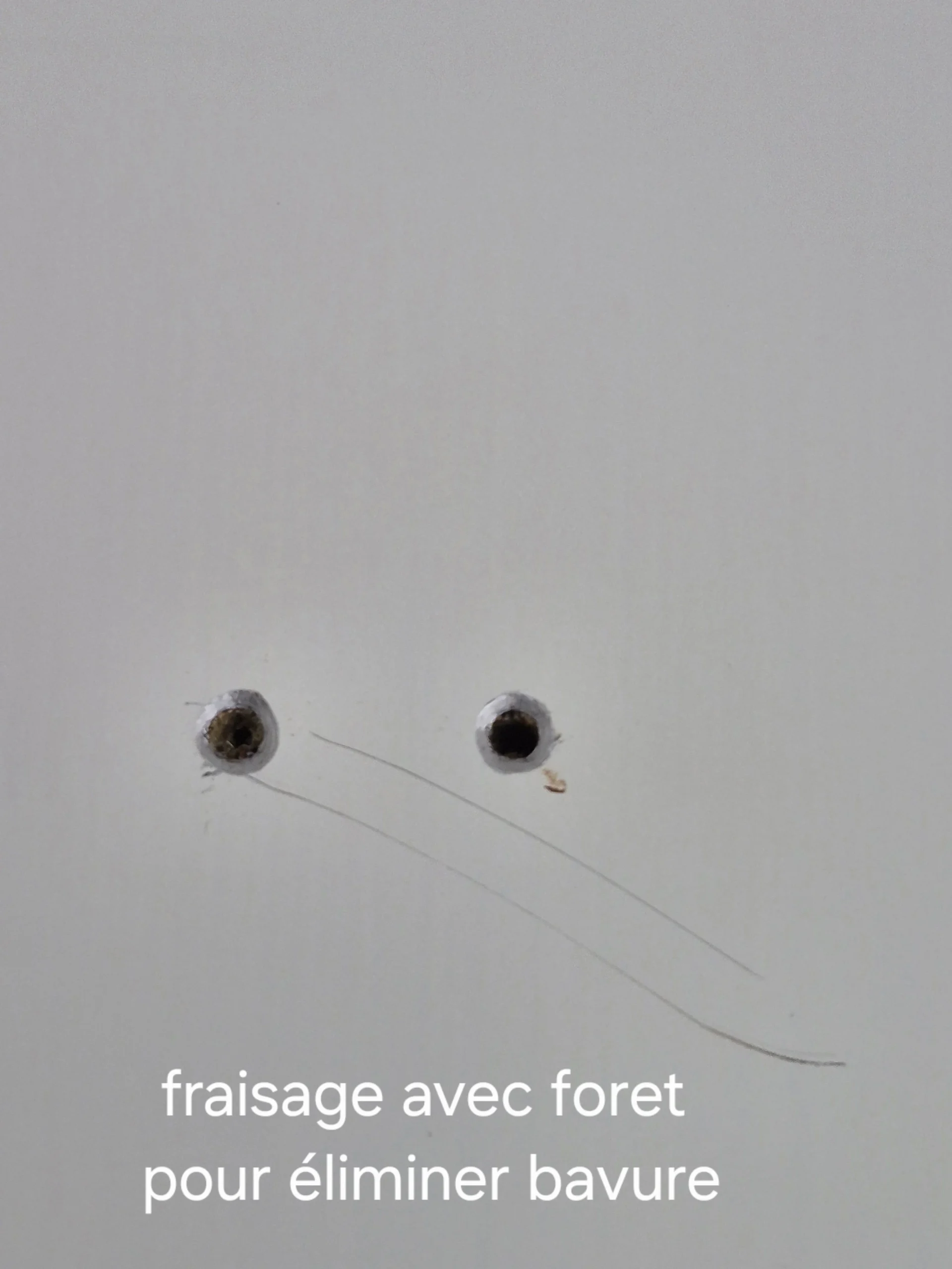 Fraisage au foret d’un trou de vis sur panneau sandwich pour éliminer les bavures