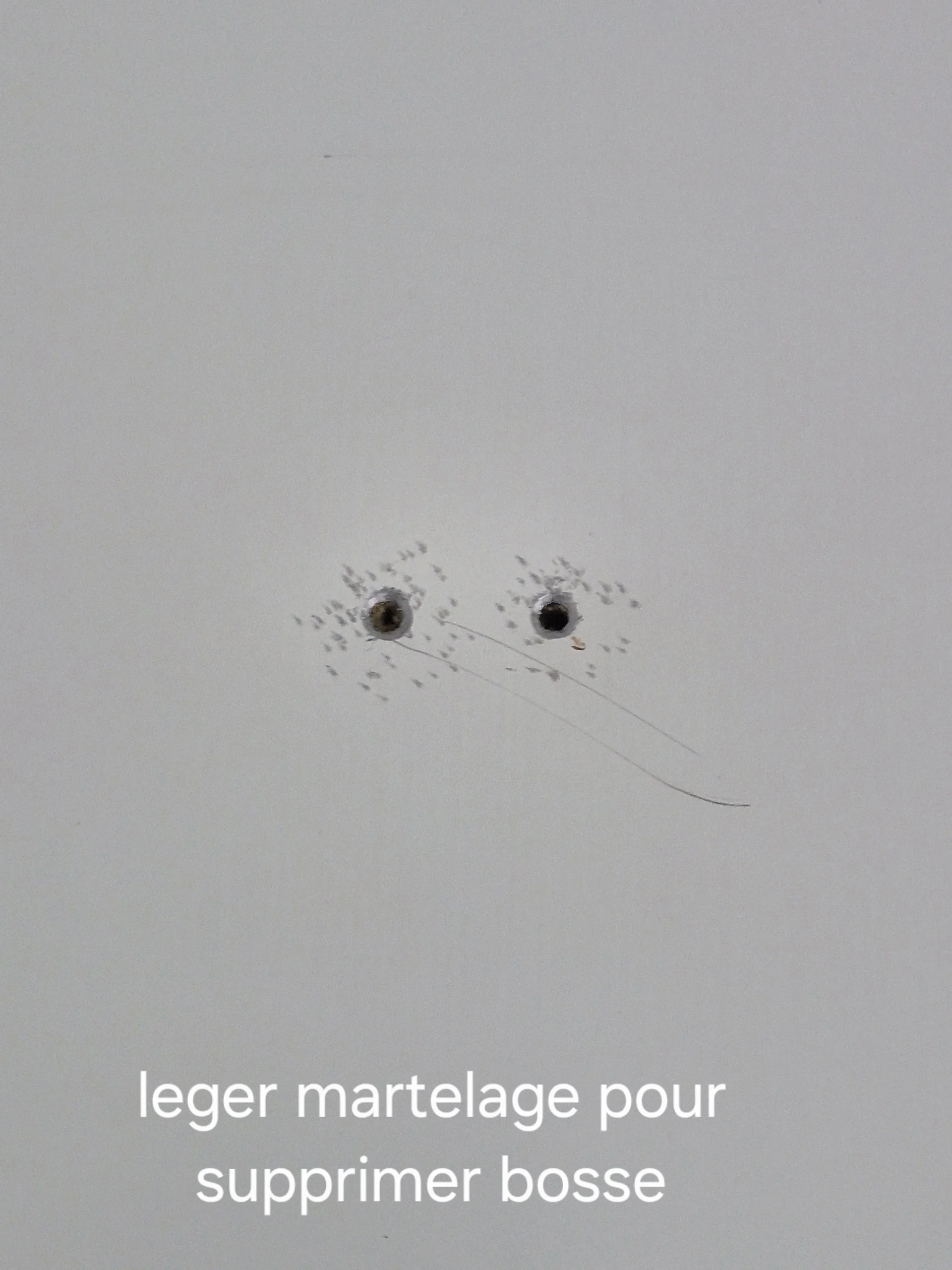 Martelage léger autour des trous de vis pour supprimer les bosses du panneau