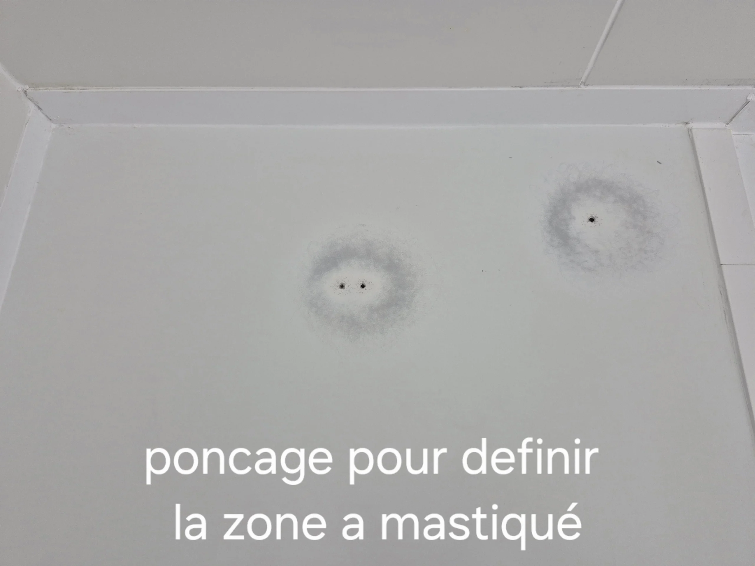 Ponçage délimitant la zone à mastiquer autour des trous sur le panneau