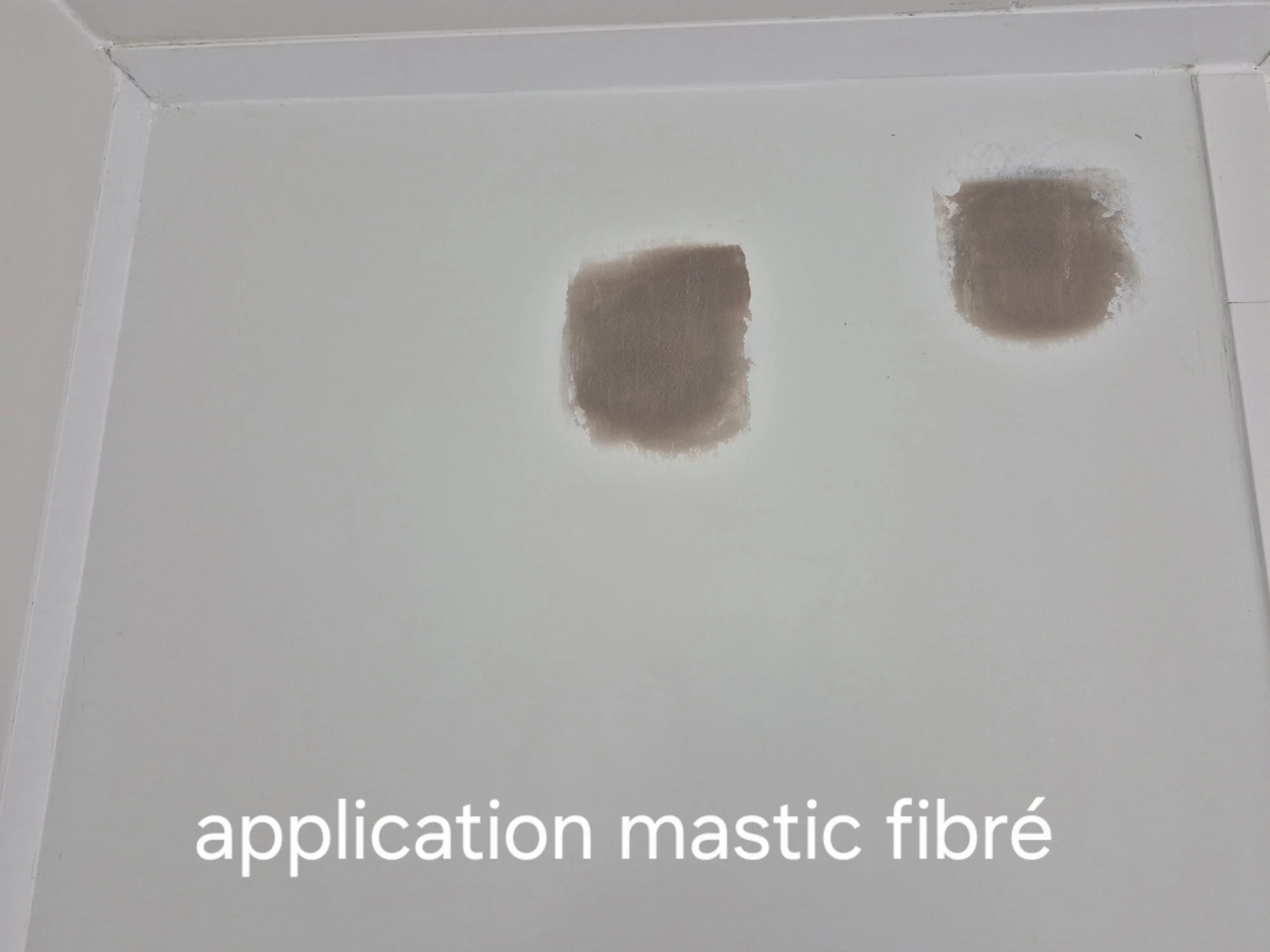 Application de mastic fibré pour combler les trous de vis du panneau sandwich