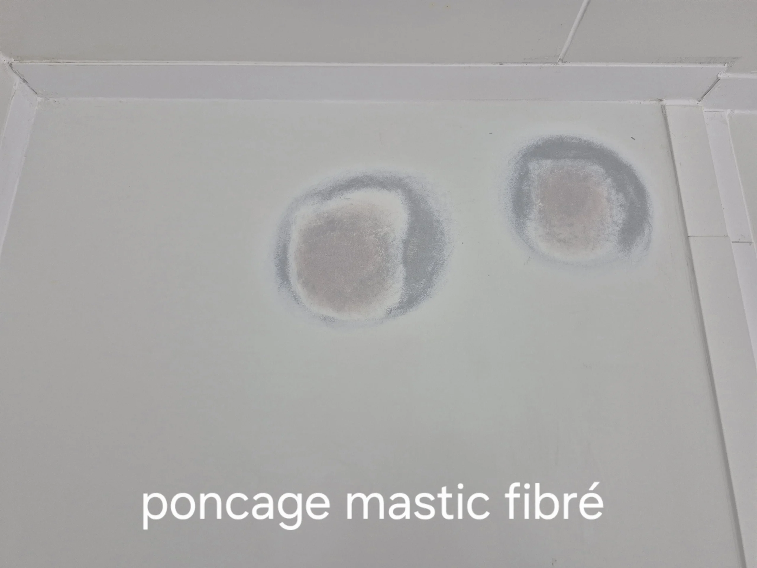 Ponçage du mastic fibré au niveau du panneau