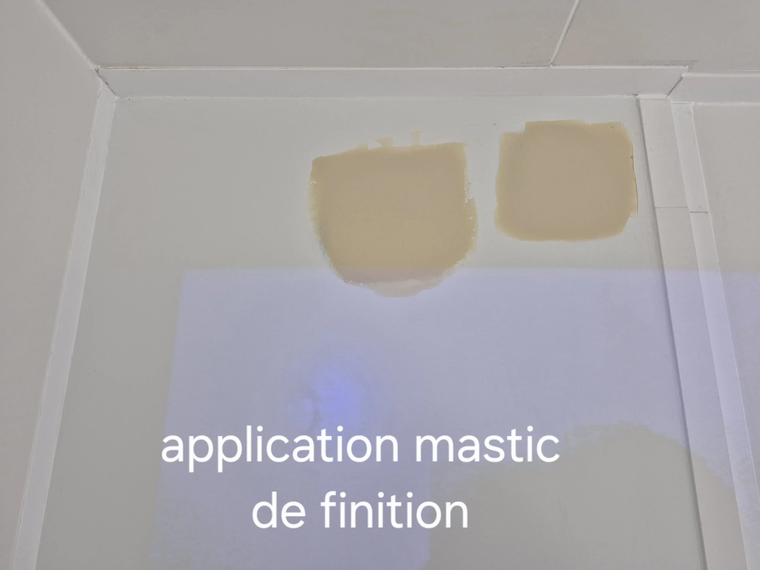 Application du mastic de finition sur la zone réparée