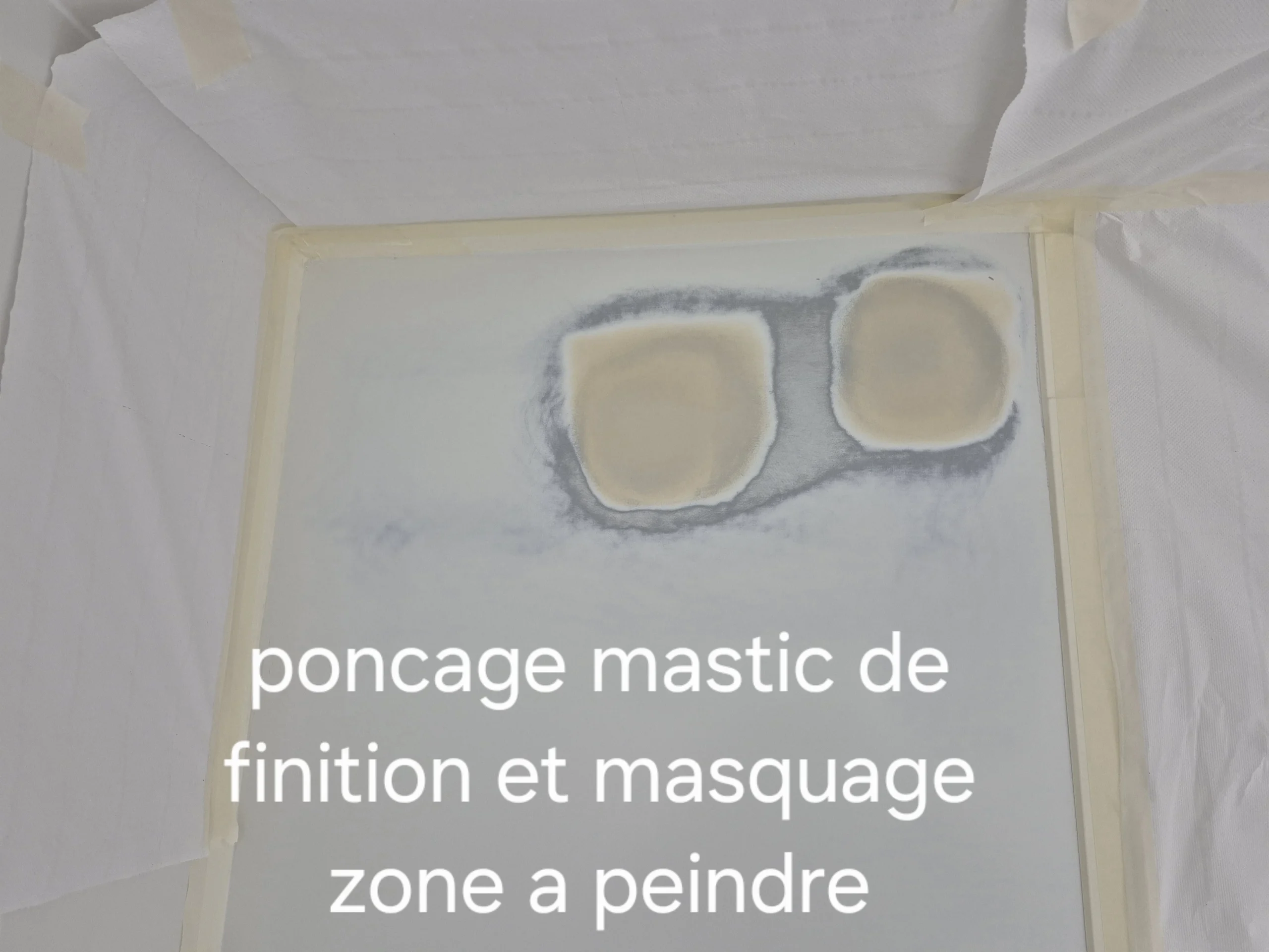 Ponçage de finition et masquage de la zone à peindre sur le panneau