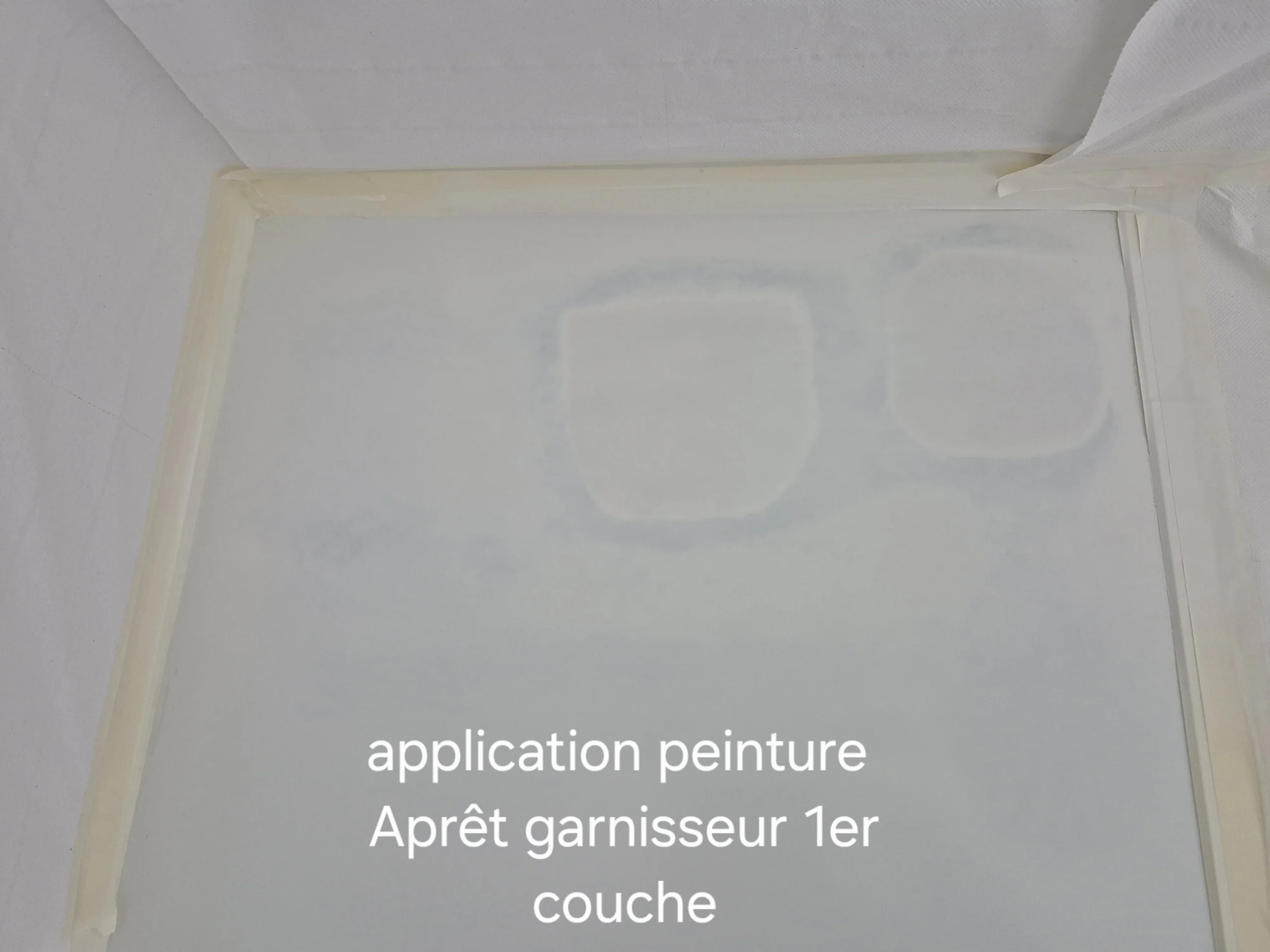 Application de la première couche d’apprêt garnisseur