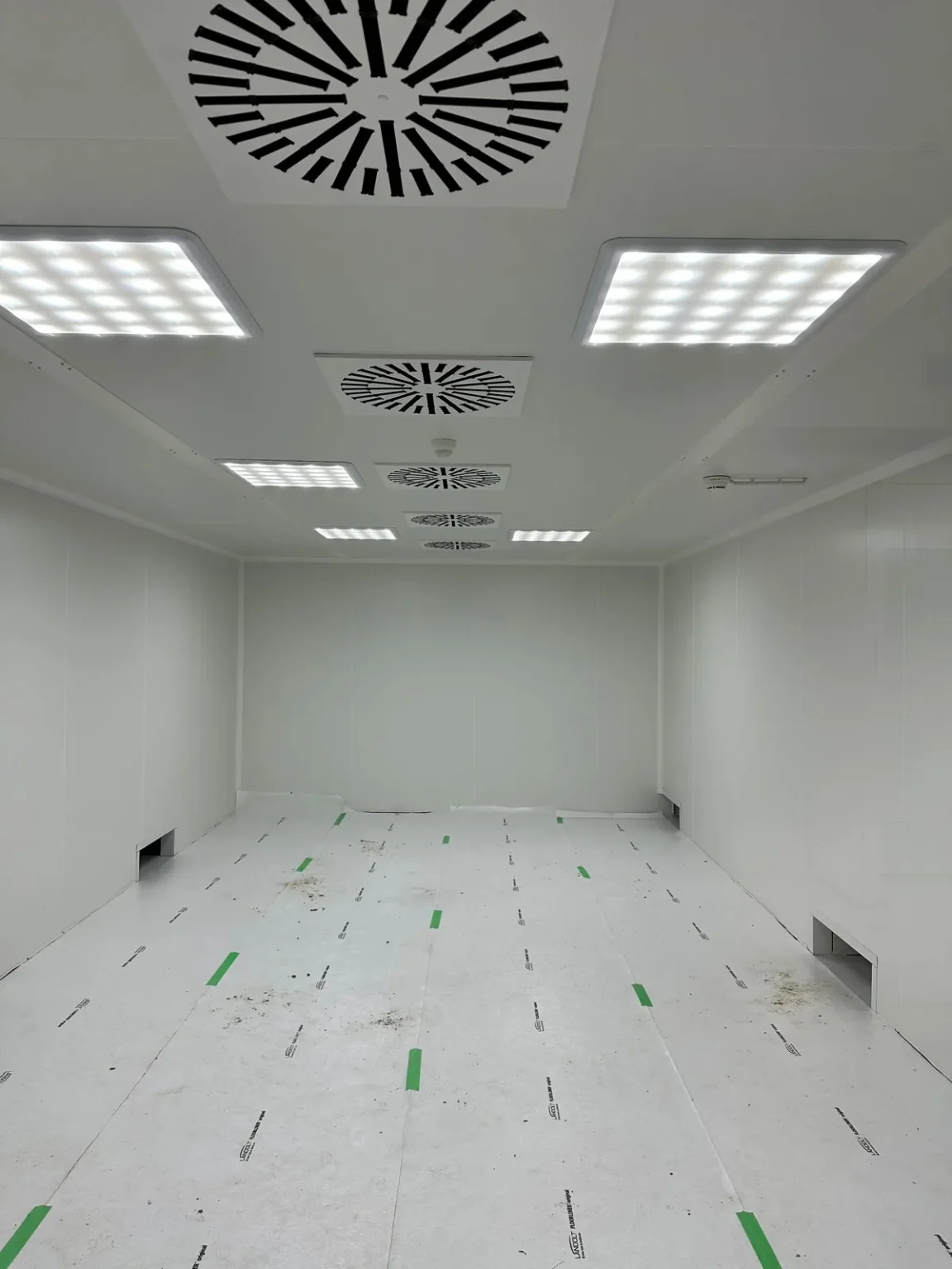 Salle blanche rénovée équipée d'un plafond à diffusion d'air filtrée et d'un sol souple soudé