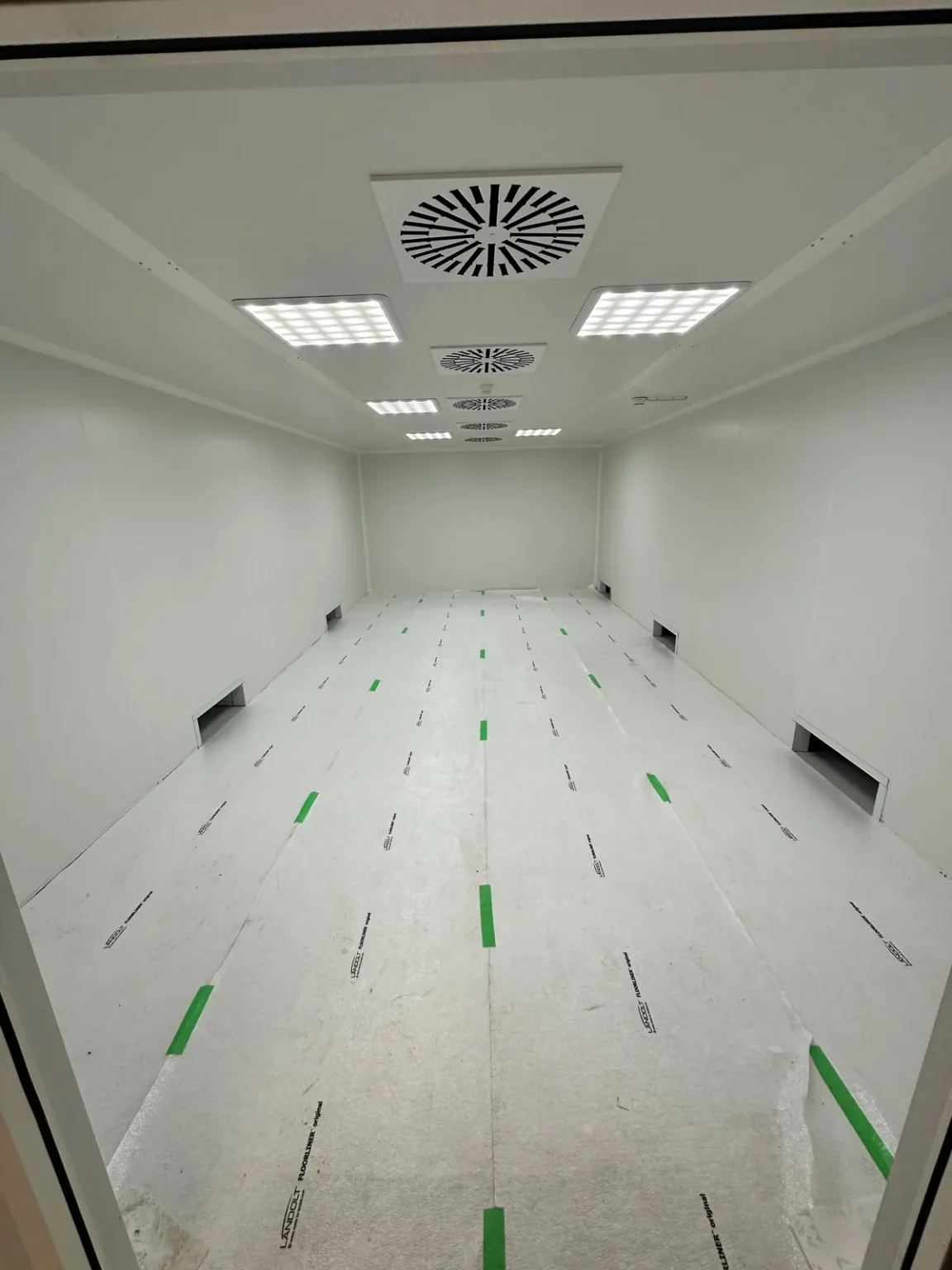Plafond de salle blanche équipé de diffuseurs à filtres HEPA après rénovation