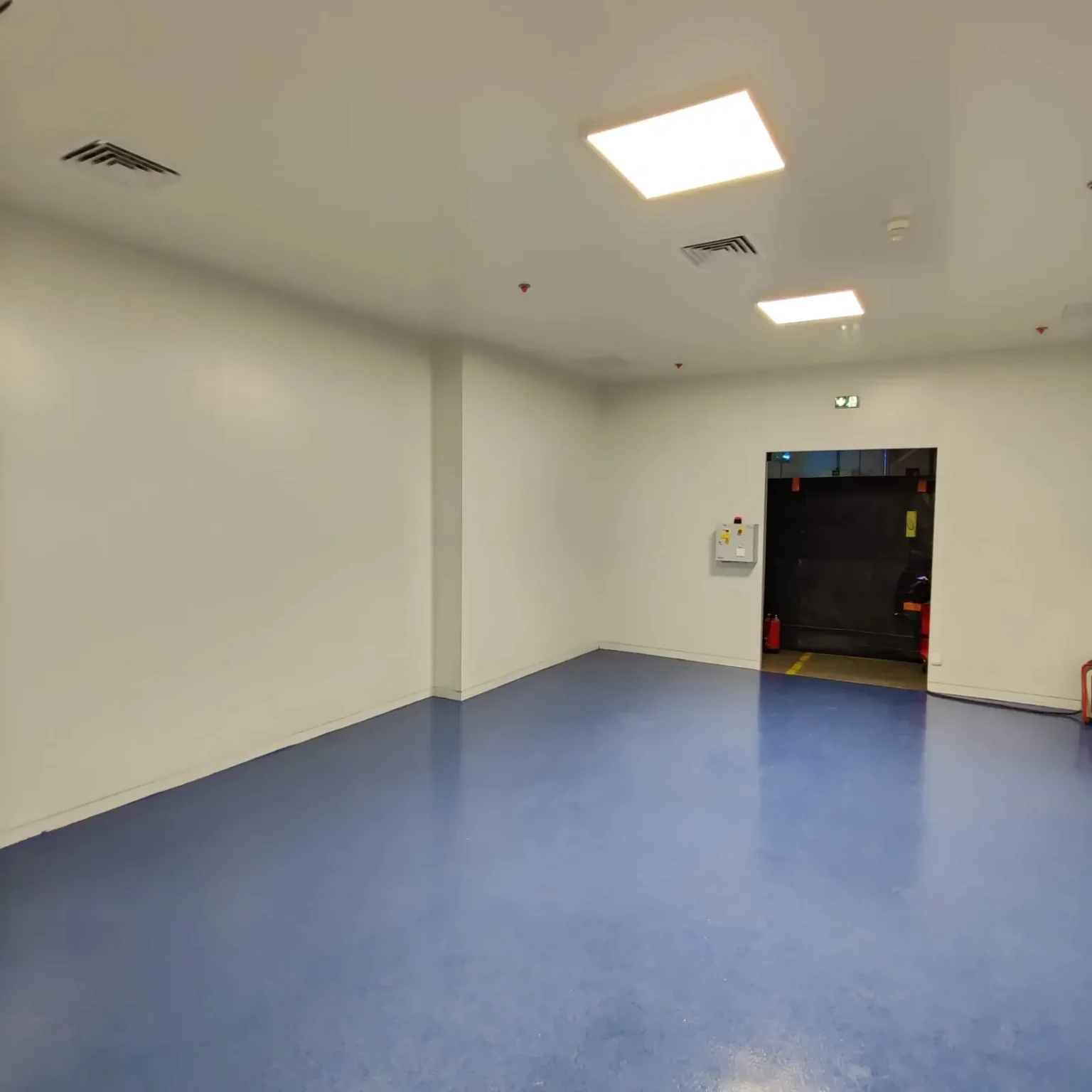 Sol souple soudé et plinthes à congé d'une salle blanche après rénovation