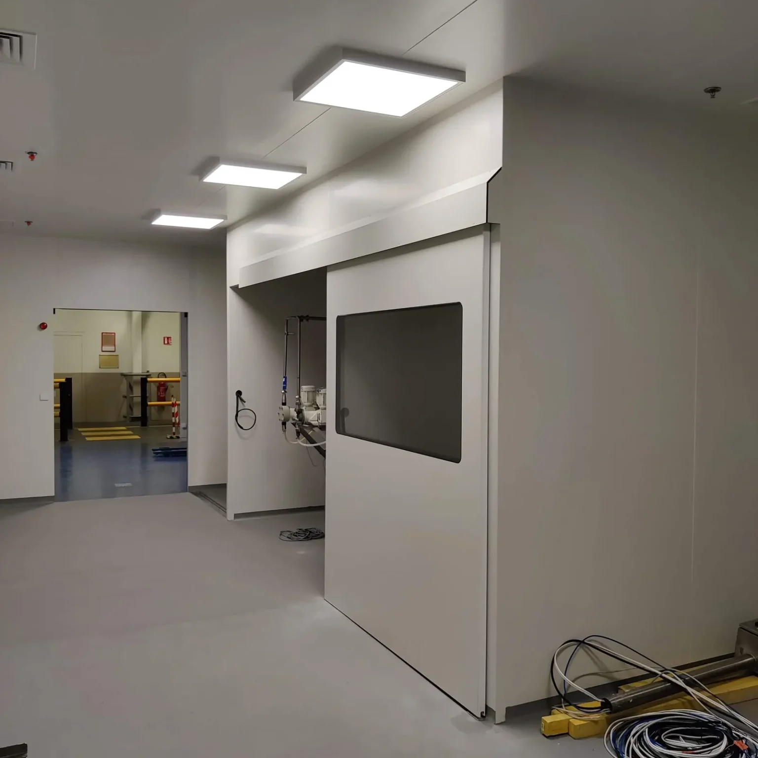 Cloisons de salle blanche et porte rapide d'accès après remise en état