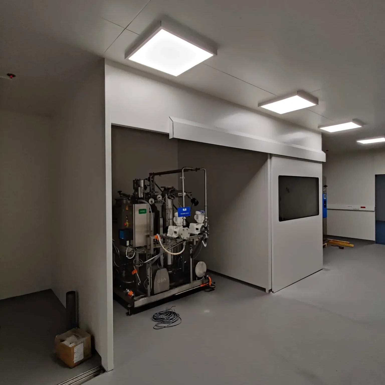 Parois d'une salle blanche en panneaux sandwich à parement lisse après rénovation