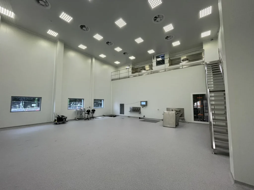 Salle blanche de grande surface après rénovation des parois et du plafond