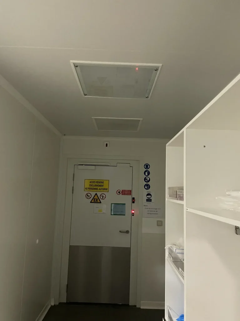 Porte de salle blanche et gaine de soufflage après remise en état