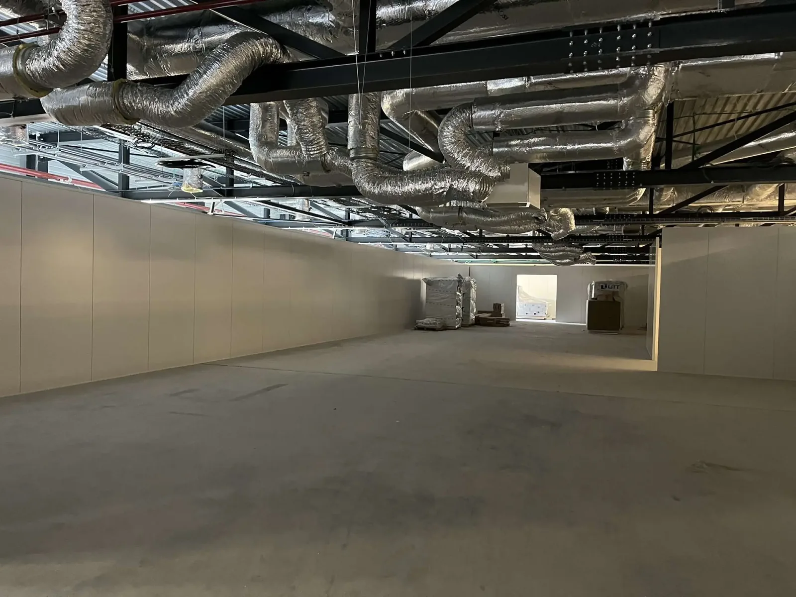 Plénum technique et réseaux aérauliques d'une salle grise en rénovation