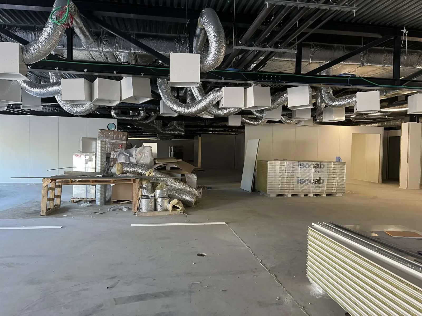 Rénovation de salle grise : panneaux sandwich isothermes livrés sur le chantier