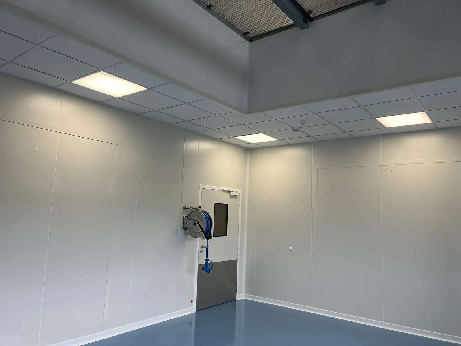 Salle grise rénovée : parois lisses, plafond démontable et sol résine