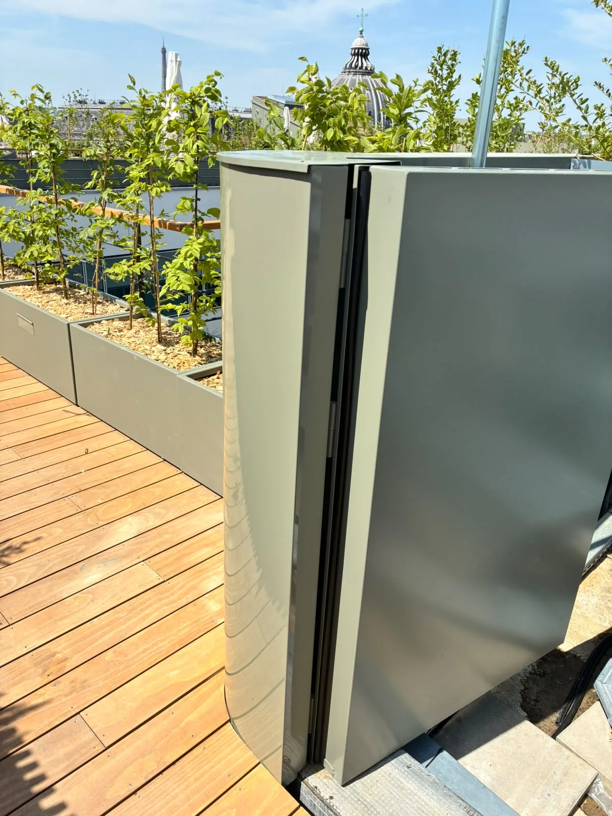 Réparation de panneau d'habillage : tôle laquée déformée sur un rooftop à Paris