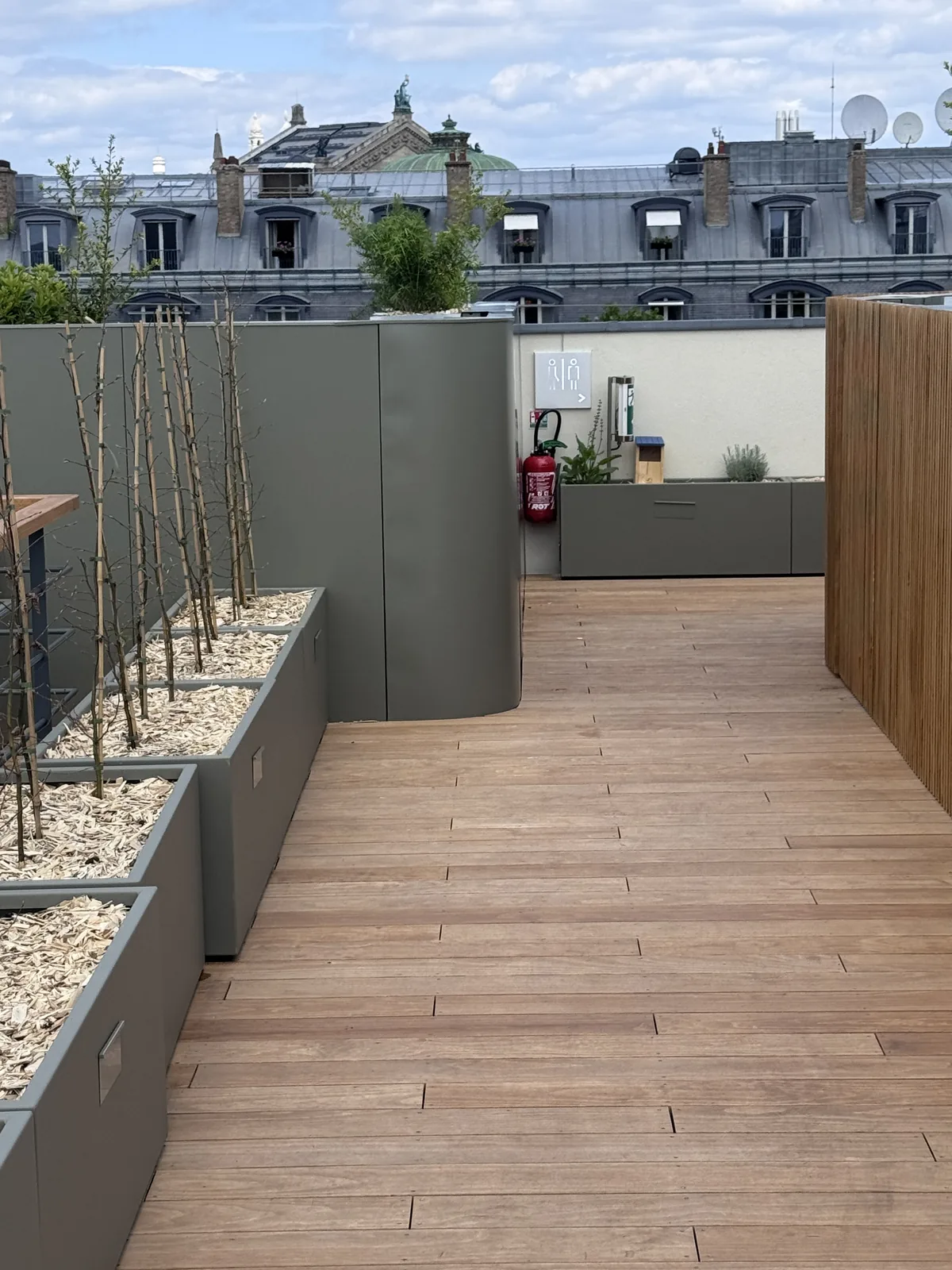 Habillage métallique du rooftop parisien après réparation, vue sur les toits de Paris