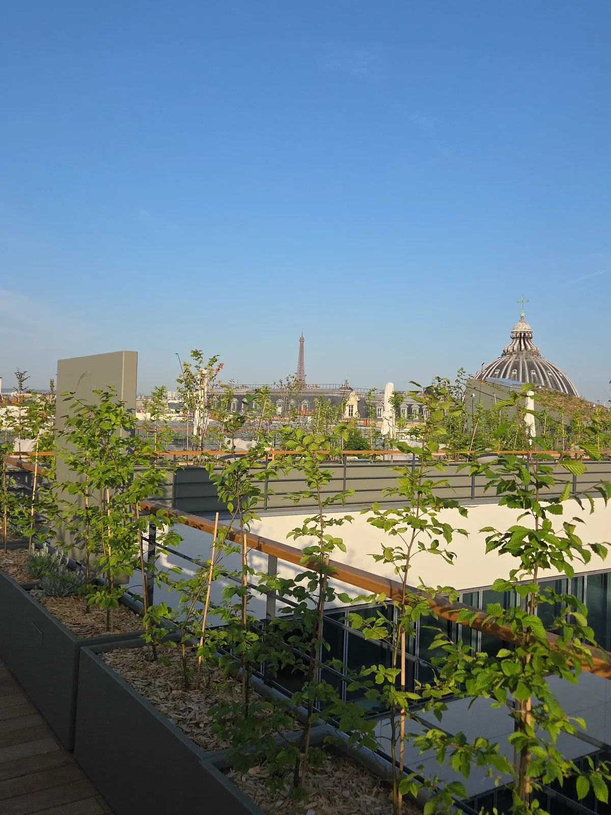 Rooftop du quartier de la place Vendôme à Paris avec vue sur la Tour Eiffel