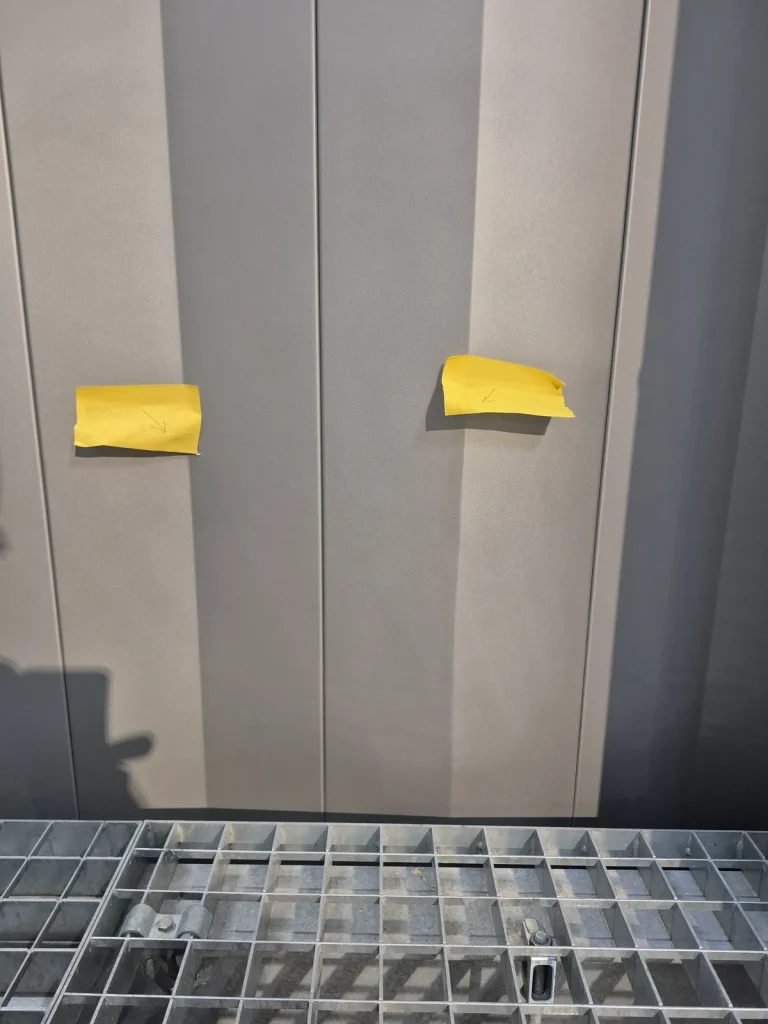 Détail d'une tôle de bardage intérieur reprise, avec les repères des points traités avant contrôle